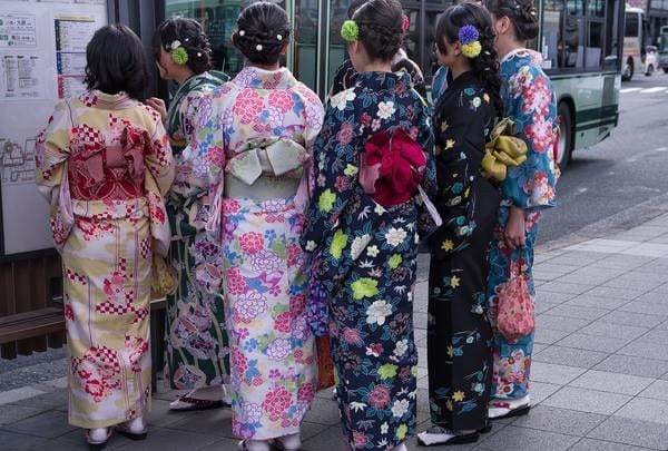 Gruppen japanischer Frauen in Kimonos