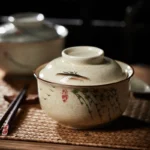 Japanische Ramen Schale mit Deckel und Weidenmotiv auf geflochtenem Tischset