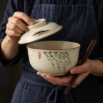 Japanische Ramen Schale mit Deckel und Weidenmotiv, Deckel von Hand angehoben